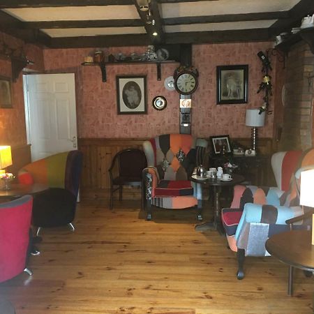 Riverside Guesthouse ชาร์ลส์ทาวน์ ภายนอก รูปภาพ
